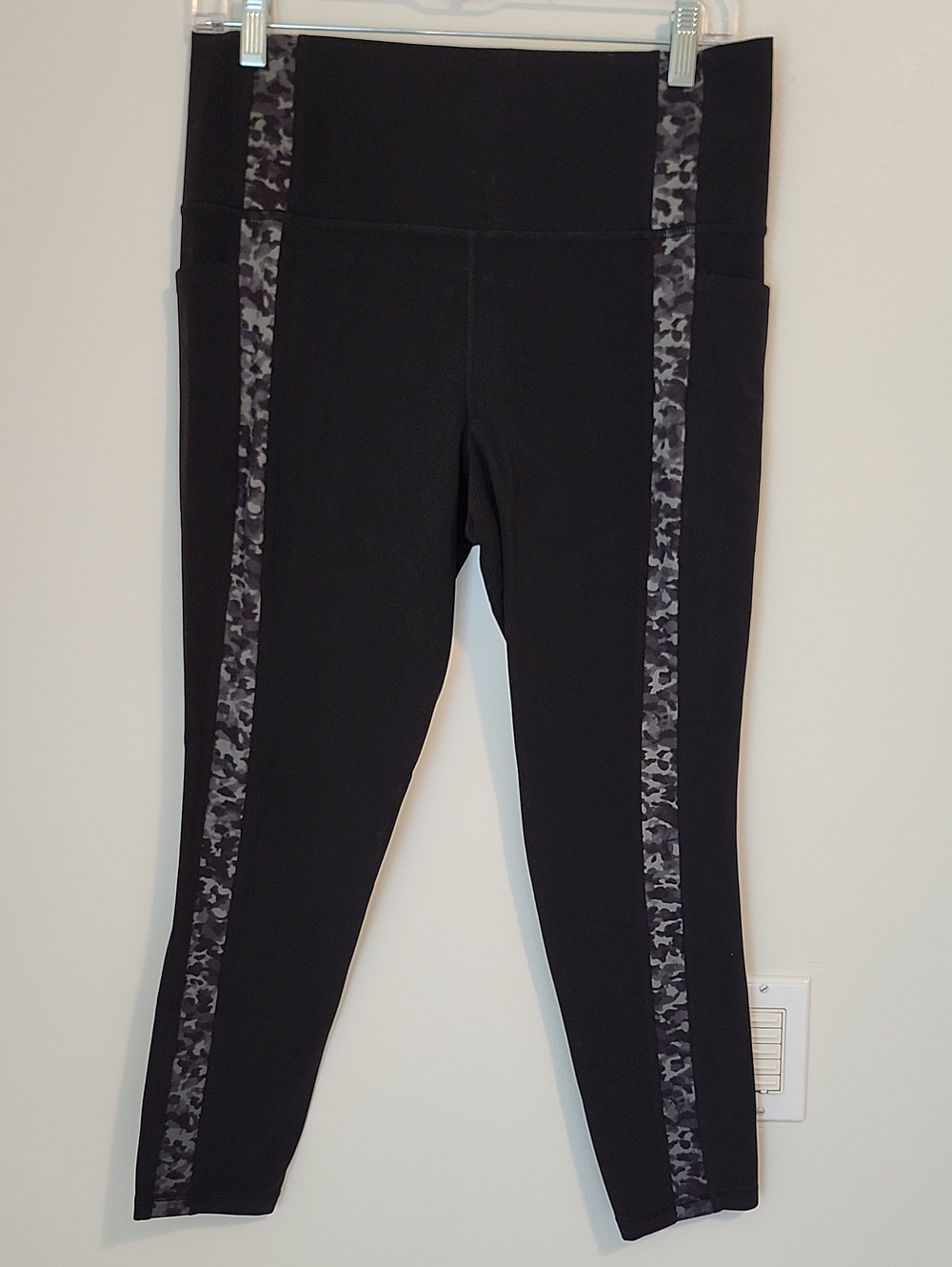 Athleta Black Crop Stretch Leggings Camo With Side Pockets
